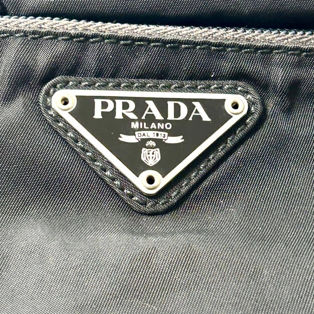 Prada Nylon Schultertasche 10